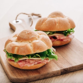 Panino al latte con salame cotto